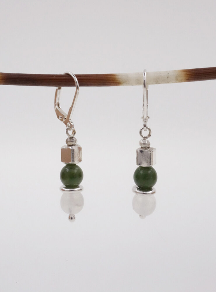 Ohrringe aus  Mondstein, Jade und Silberwürfel Ohrringe aus  Mondstein, Jade und Silberwürfel