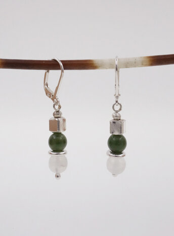Ohrringe aus  Mondstein, Jade und Silberwürfel Ohrringe aus  Mondstein, Jade und Silberwürfel