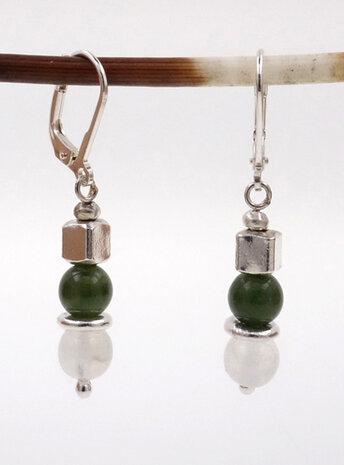 Ohrringe aus  Mondstein, Jade und Silberwürfel Ohrringe aus  Mondstein, Jade und Silberwürfel
