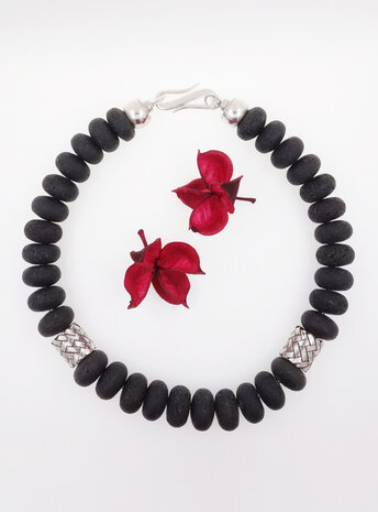 Halskette aus Lavastein und handgemachten Silberelementen Halskette aus Lavastein und handgemachten Silberelementen