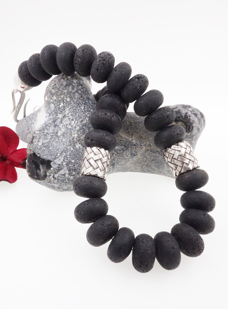 Halskette aus Lavastein und handgemachten Silberelementen Halskette aus Lavastein und handgemachten Silberelementen