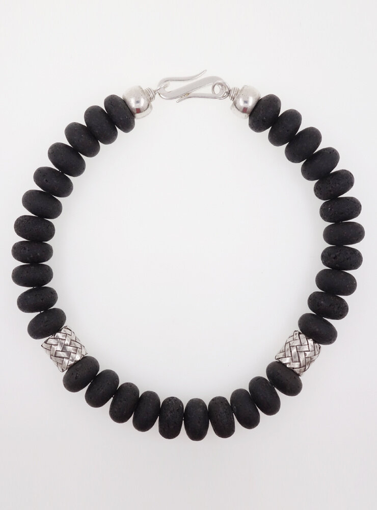 Halskette aus Lavastein und handgemachten Silberelementen Halskette aus Lavastein und handgemachten Silberelementen