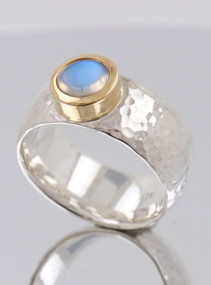 King Arthur: handgemachter Ring aus 925er Silber, 750er Gold und Mondstein King Arthur: handgemachter Ring aus 925er Silber, 750er Gold und Mondstein