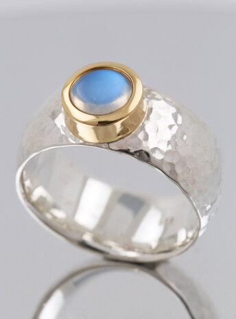 King Arthur: handgemachter Ring aus 925er Silber, 750er Gold und Mondstein King Arthur: handgemachter Ring aus 925er Silber, 750er Gold und Mondstein