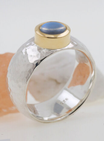 King Arthur: handgemachter Ring aus 925er Silber, 750er Gold und Mondstein King Arthur: handgemachter Ring aus 925er Silber, 750er Gold und Mondstein
