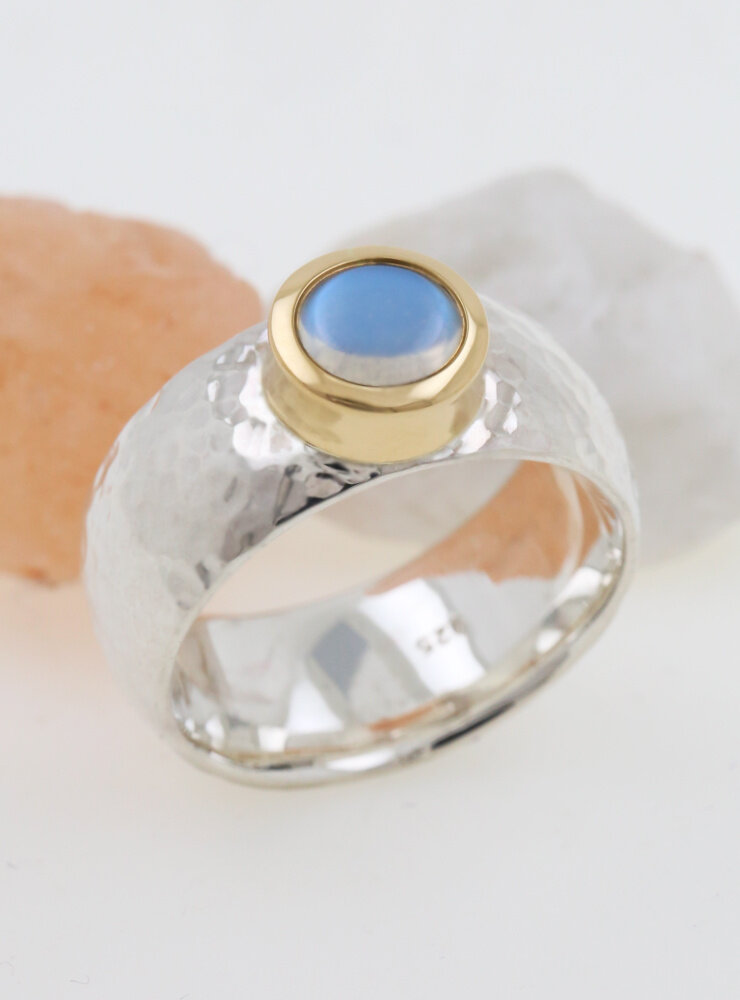 King Arthur: handgemachter Ring aus 925er Silber, 750er Gold und Mondstein King Arthur: handgemachter Ring aus 925er Silber, 750er Gold und Mondstein