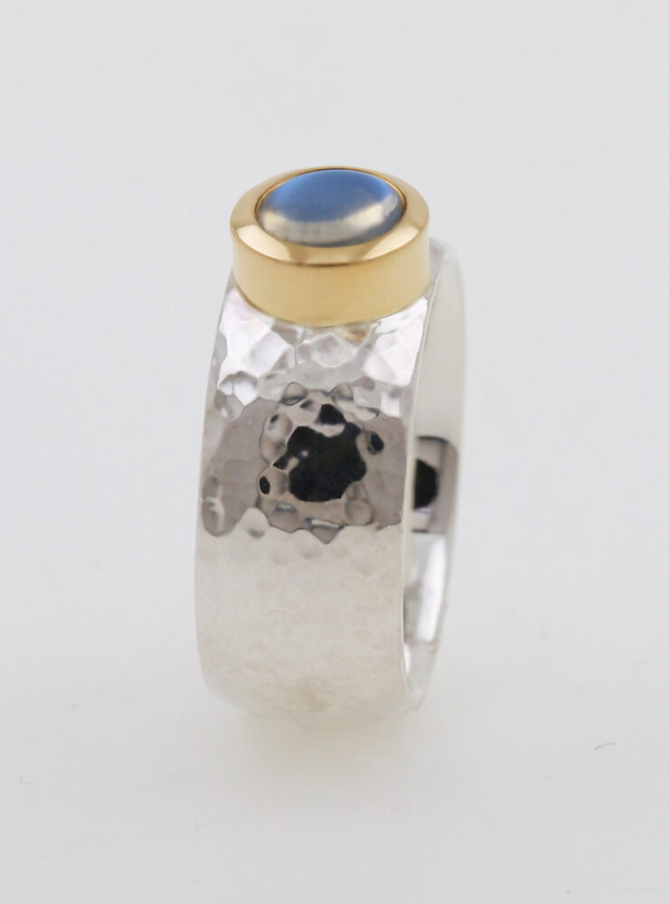 King Arthur: handgemachter Ring aus 925er Silber, 750er Gold und Mondstein King Arthur: handgemachter Ring aus 925er Silber, 750er Gold und Mondstein