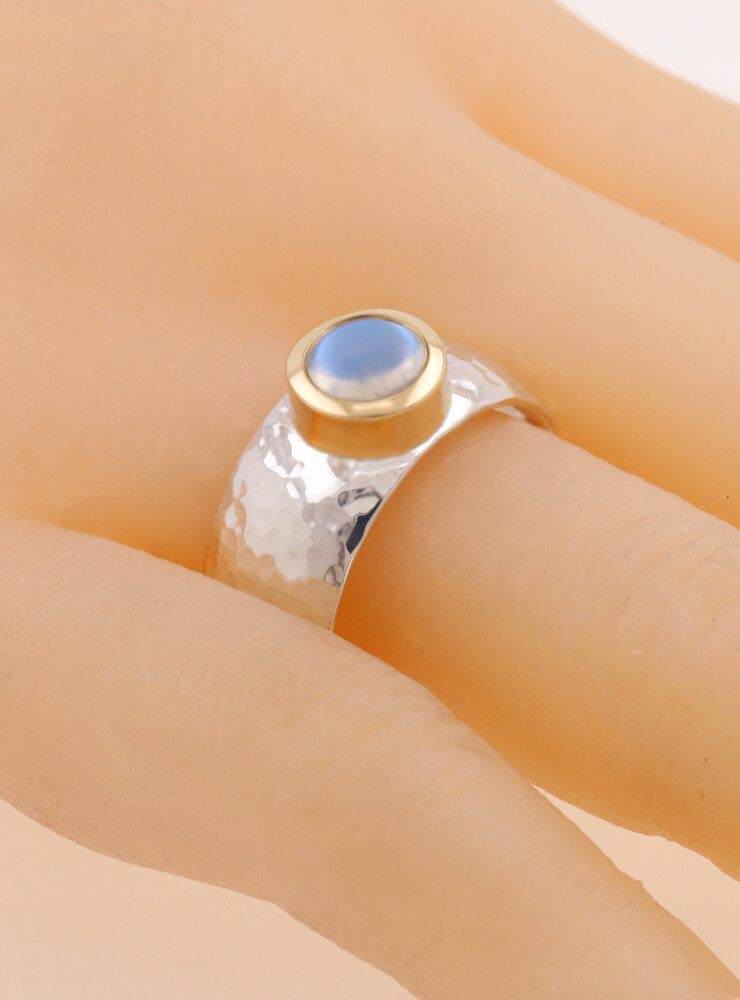 King Arthur: handgemachter Ring aus 925er Silber, 750er Gold und Mondstein King Arthur: handgemachter Ring aus 925er Silber, 750er Gold und Mondstein