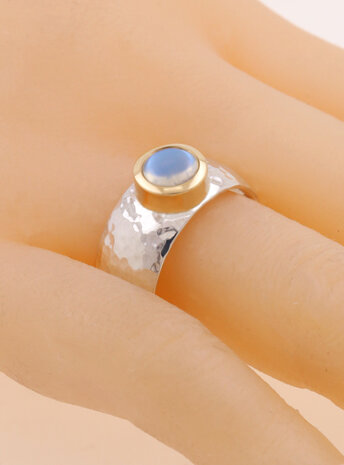 King Arthur: handgemachter Ring aus 925er Silber, 750er Gold und Mondstein King Arthur: handgemachter Ring aus 925er Silber, 750er Gold und Mondstein