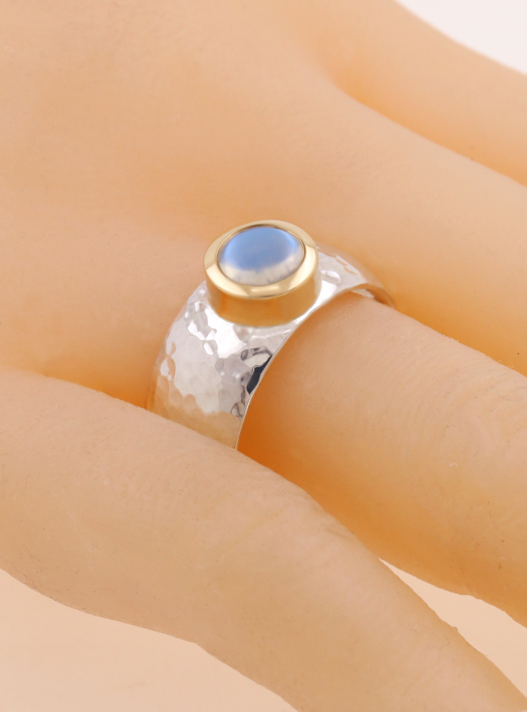 King Arthur: handgemachter Ring aus 925er Silber, 750er Gold und Mondstein