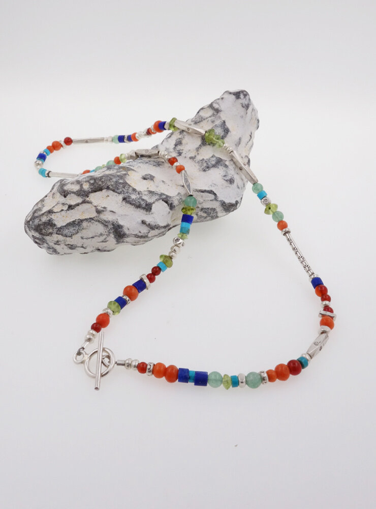 Halskette aus handgemachten Silberperlen und Farbedelsteinen