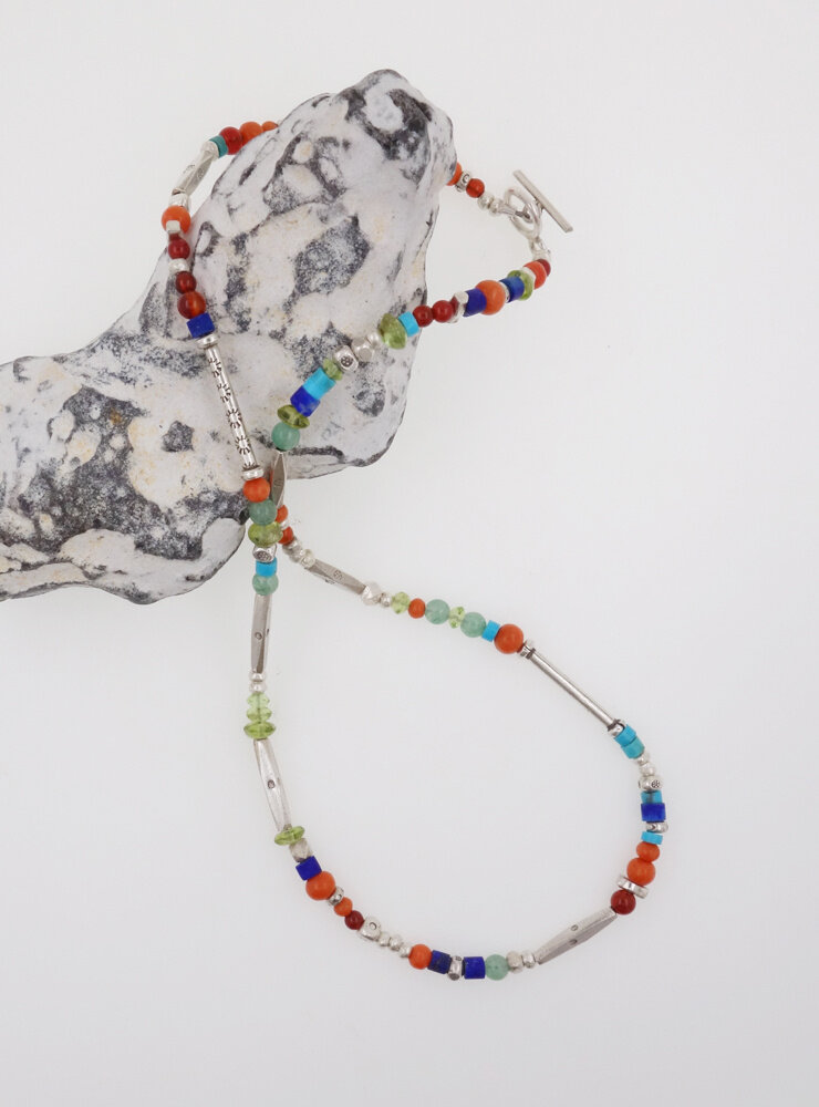 Halskette aus handgemachten Silberperlen und Farbedelsteinen