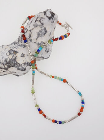 Halskette aus handgemachten Silberperlen und Farbedelsteinen