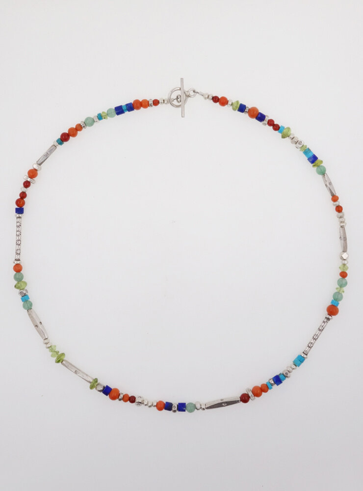 Halskette aus handgemachten Silberperlen und Farbedelsteinen