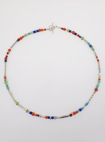 Halskette aus handgemachten Silberperlen und Farbedelsteinen