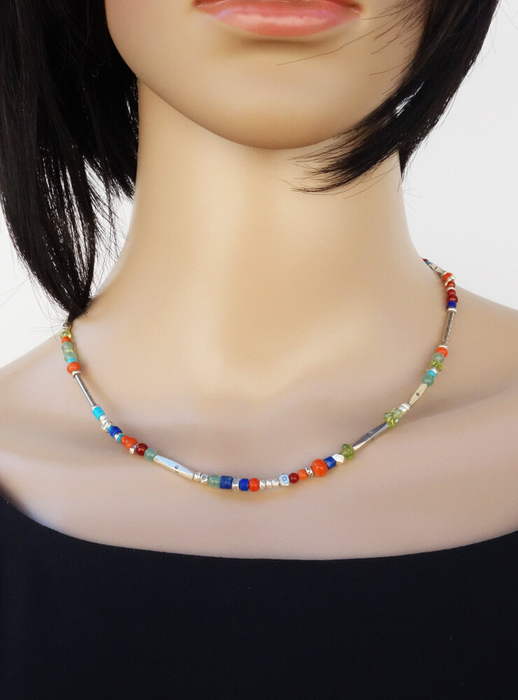 Halskette aus handgemachten Silberperlen und Farbedelsteinen