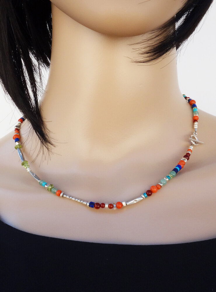 Halskette aus handgemachten Silberperlen und Farbedelsteinen