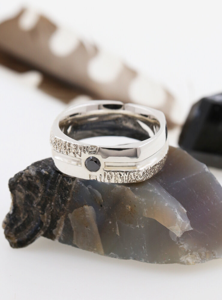 Square Dance: Ring aus 925er Silber mit schwarzem Diamanten Square Dance: Ring aus 925er Silber mit schwarzem Diamanten