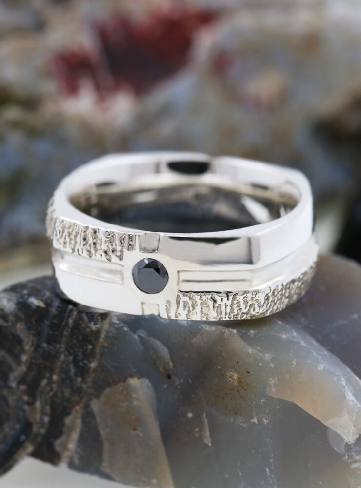 Square Dance: Ring aus 925er Silber mit schwarzem Diamanten Square Dance: Ring aus 925er Silber mit schwarzem Diamanten