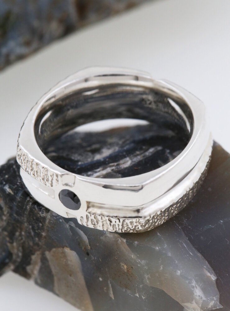 Square Dance: Ring aus 925er Silber mit schwarzem Diamanten Square Dance: Ring aus 925er Silber mit schwarzem Diamanten