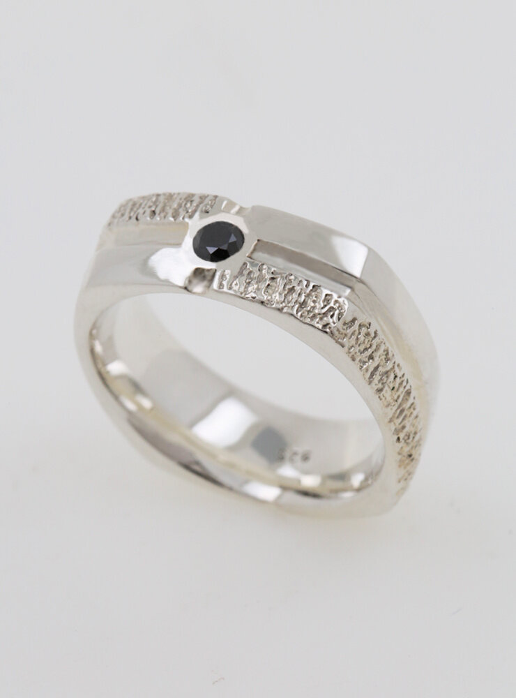 Square Dance: Ring aus 925er Silber mit schwarzem Diamanten Square Dance: Ring aus 925er Silber mit schwarzem Diamanten