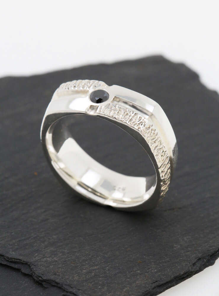 Square Dance: Ring aus 925er Silber mit schwarzem Diamanten Square Dance: Ring aus 925er Silber mit schwarzem Diamanten