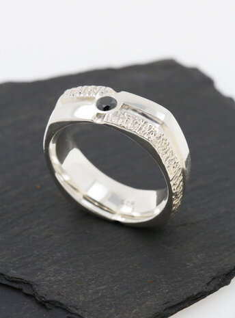 Square Dance: Ring aus 925er Silber mit schwarzem Diamanten Square Dance: Ring aus 925er Silber mit schwarzem Diamanten