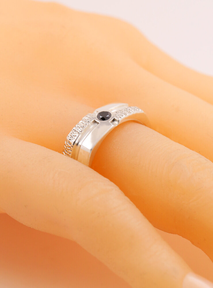 Square Dance: Ring aus 925er Silber mit schwarzem Diamanten Square Dance: Ring aus 925er Silber mit schwarzem Diamanten