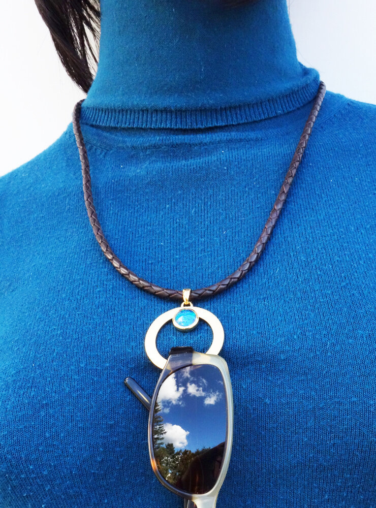 Eyecatcher: handgeschmiedeter Anhänger aus 925er Silber  vergoldet und Opaltriplette