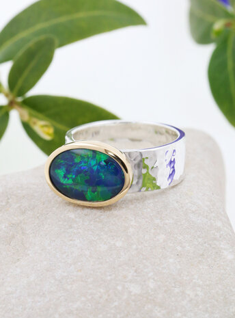 New Creations: Handgeschmiedeter Ring aus 925er Silber, 750er Gelbgold und Opaltriplette