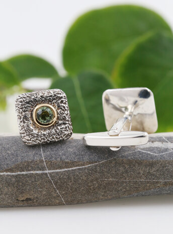 Quadrat: Manschettenknöpfe aus 925er Silber, 750er Gelbgold und Peridot Quadrat: Manschettenknöpfe aus 925er Silber, 750er Gelbgold und Peridot