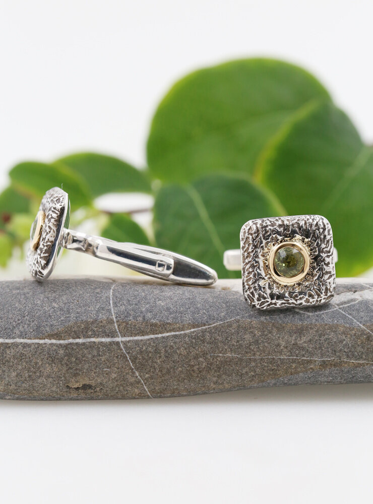 Quadrat: Manschettenknöpfe aus 925er Silber, 750er Gelbgold und Peridot Quadrat: Manschettenknöpfe aus 925er Silber, 750er Gelbgold und Peridot