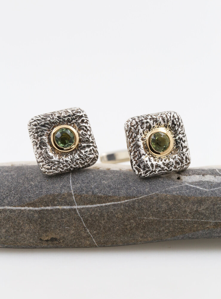 Quadrat: Manschettenknöpfe aus 925er Silber, 750er Gelbgold und Peridot Quadrat: Manschettenknöpfe aus 925er Silber, 750er Gelbgold und Peridot