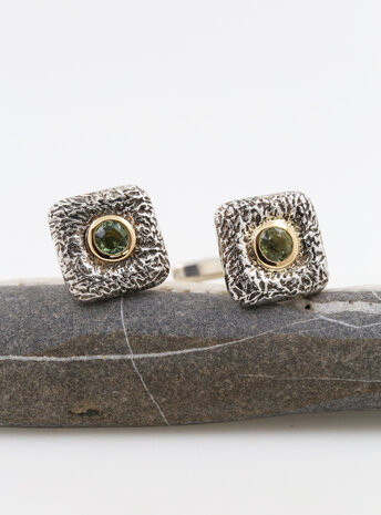 Quadrat: Manschettenknöpfe aus 925er Silber, 750er Gelbgold und Peridot Quadrat: Manschettenknöpfe aus 925er Silber, 750er Gelbgold und Peridot