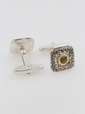 Quadrat: Manschettenknöpfe aus 925er Silber, 750er Gelbgold und Peridot Quadrat: Manschettenknöpfe aus 925er Silber, 750er Gelbgold und Peridot