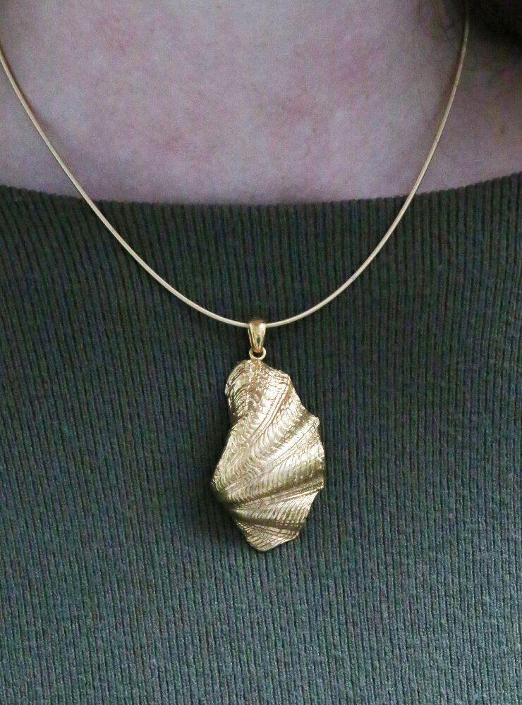 Muschel Anhänger aus 925er Silber vergoldet mit Perle Muschel Anhänger aus 925er Silber vergoldet mit Perle