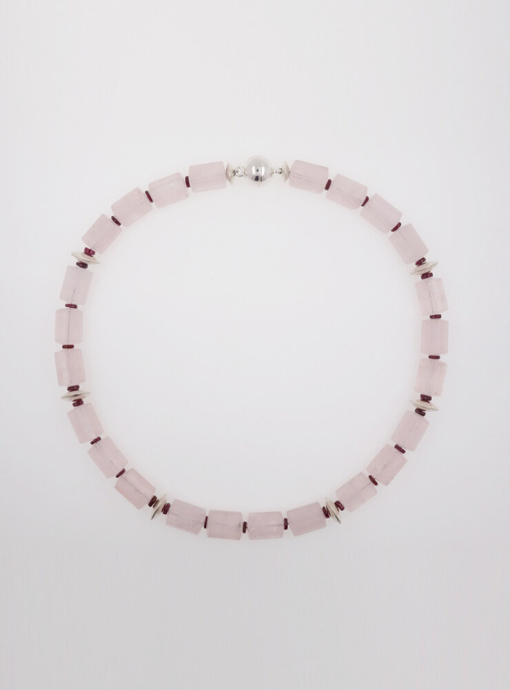 Halskette aus Rosenquarz, Granat und Silber