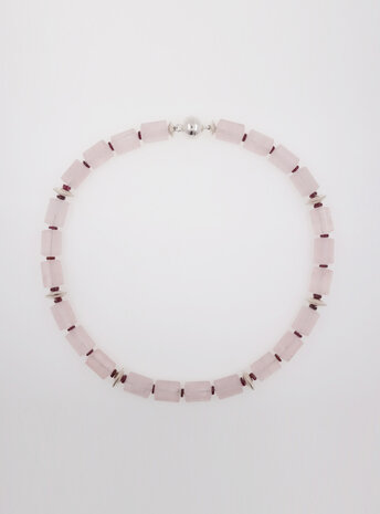 Halskette aus Rosenquarz, Granat und Silber