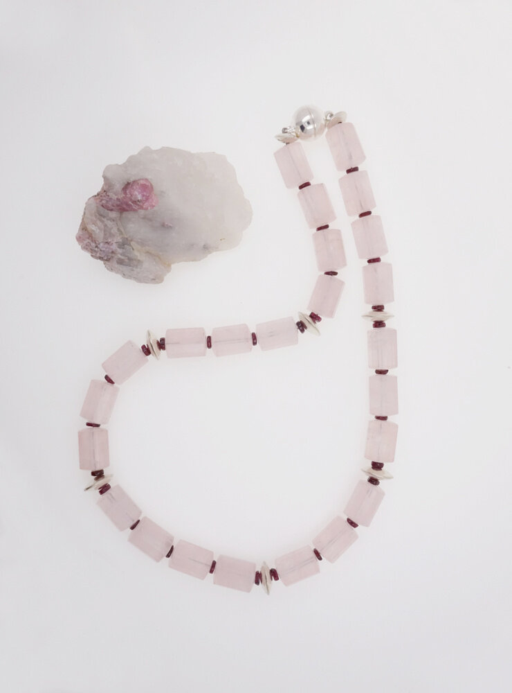 Halskette aus Rosenquarz, Granat und Silber