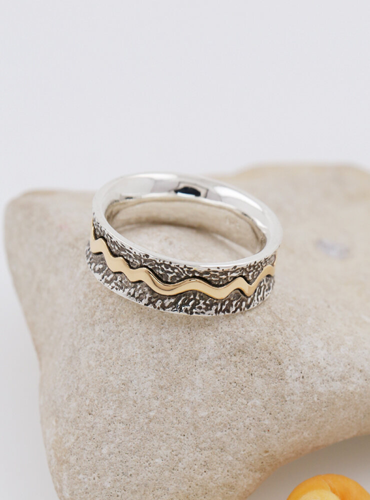 Das Leben ist ein Fluss: Handgemachter Ring aus 750er Gelbgold und 925er Silber