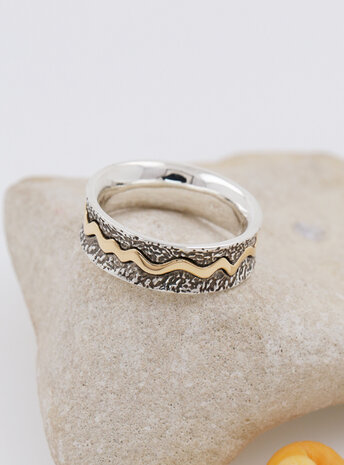 Das Leben ist ein Fluss: Handgemachter Ring aus 750er Gelbgold und 925er Silber