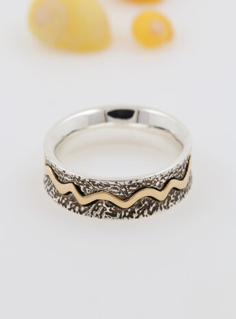 Das Leben ist ein Fluss: Handgemachter Ring aus 750er Gelbgold und 925er Silber