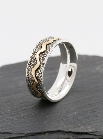 Das Leben ist ein Fluss: Handgemachter Ring aus 750er Gelbgold und 925er Silber