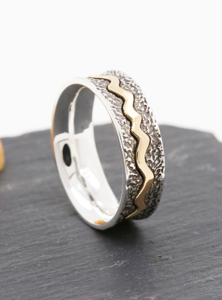 Das Leben ist ein Fluss: Handgemachter Ring aus 750er Gelbgold und 925er Silber