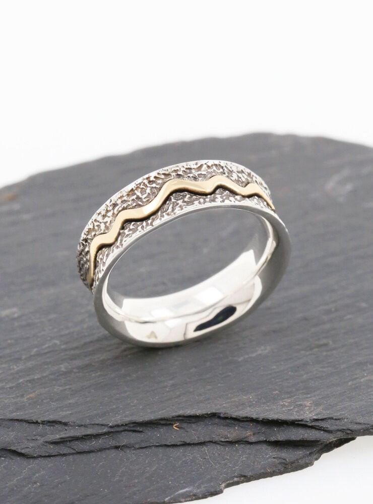 Das Leben ist ein Fluss: Handgemachter Ring aus 750er Gelbgold und 925er Silber