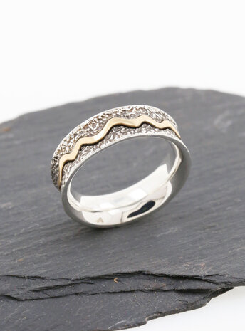 Das Leben ist ein Fluss: Handgemachter Ring aus 750er Gelbgold und 925er Silber