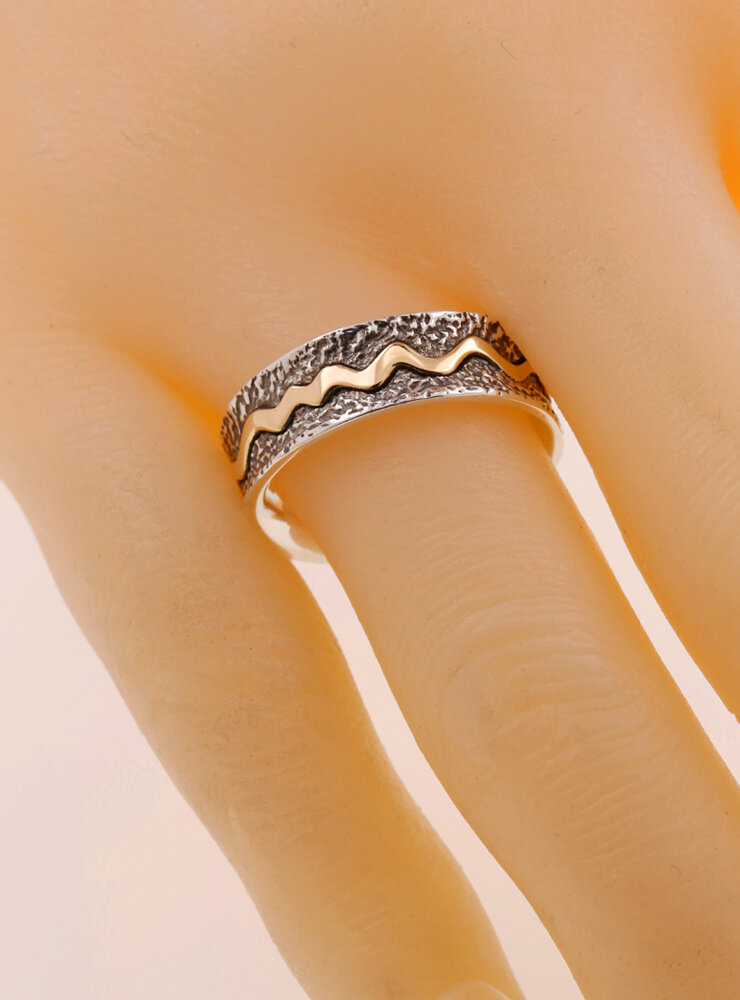 Das Leben ist ein Fluss: Handgemachter Ring aus 750er Gelbgold und 925er Silber