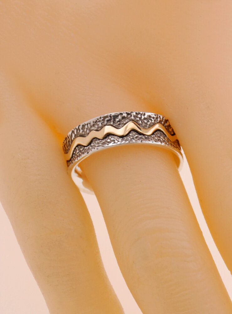 Das Leben ist ein Fluss: Handgemachter Ring aus 750er Gelbgold und 925er Silber