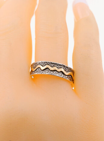 Das Leben ist ein Fluss: Handgemachter Ring aus 750er Gelbgold und 925er Silber