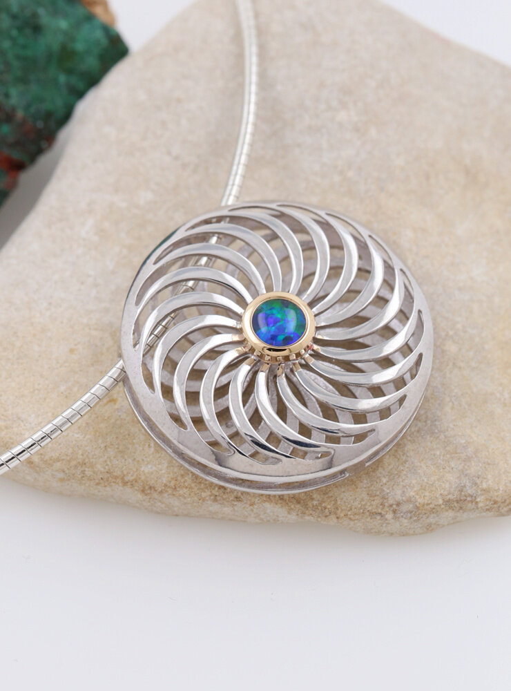 Rügen-Anhänger aus 925er Silber, 750er Gold und Opaltriplette